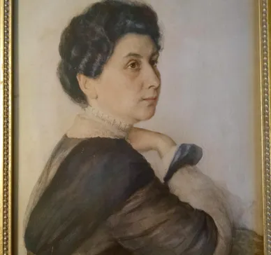 Акварельный портрет, выполненный художником Борисом Кремером (1861–1944), изображающий его жену — Ольгу Аннетту Эмму Этту Кремер (урождённую Гурвич). Работа датируется 1917 годом и является одной из немногих подписанных работ художника из семейной («домашней») коллекции. Предположительно, портрет был создан в Павловске, где семья проживала в тот период.
