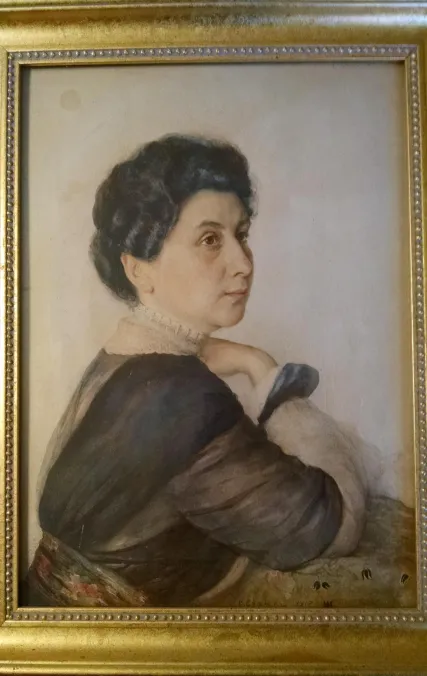 Акварельный портрет, выполненный художником Борисом Кремером (1861–1944), изображающий его жену — Ольгу Аннетту Эмму Этту Кремер (урождённую Гурвич). Работа датируется 1917 годом и является одной из немногих подписанных работ художника из семейной («домашней») коллекции. Предположительно, портрет был создан в Павловске, где семья проживала в тот период.
